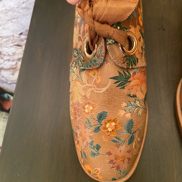 Django & Juliette Nonah Floral Lace Up Shoes NEW - Picture 3 of 6